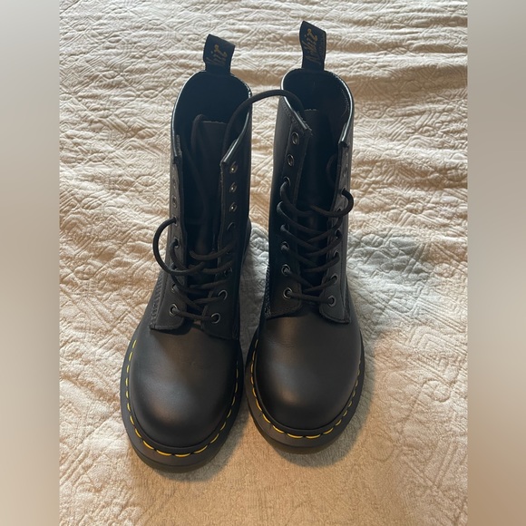 New, never worn Dr. Martens 1460W Leather Women's Boots 9 US - Black - Picture 1 of 4